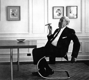 Mies Van der Rohe sentado en otra de sus creaciones, también en colaboración con Lilly Reich, otra pieza icónica del siglo XX, la Knoll MR20 (1927)