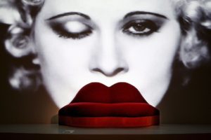 sofá "Labios de Mae West" diseñado por Salvador Dalí -Edwards James