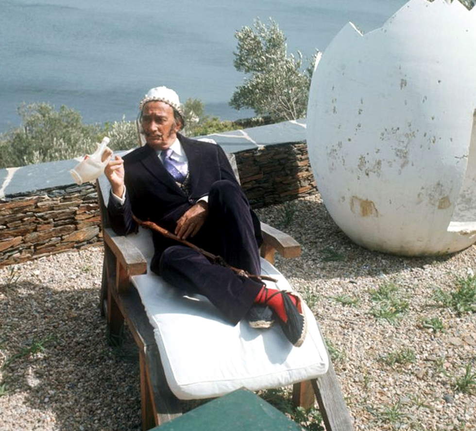 Dalí tumbado sobre su tumbona Portlligat