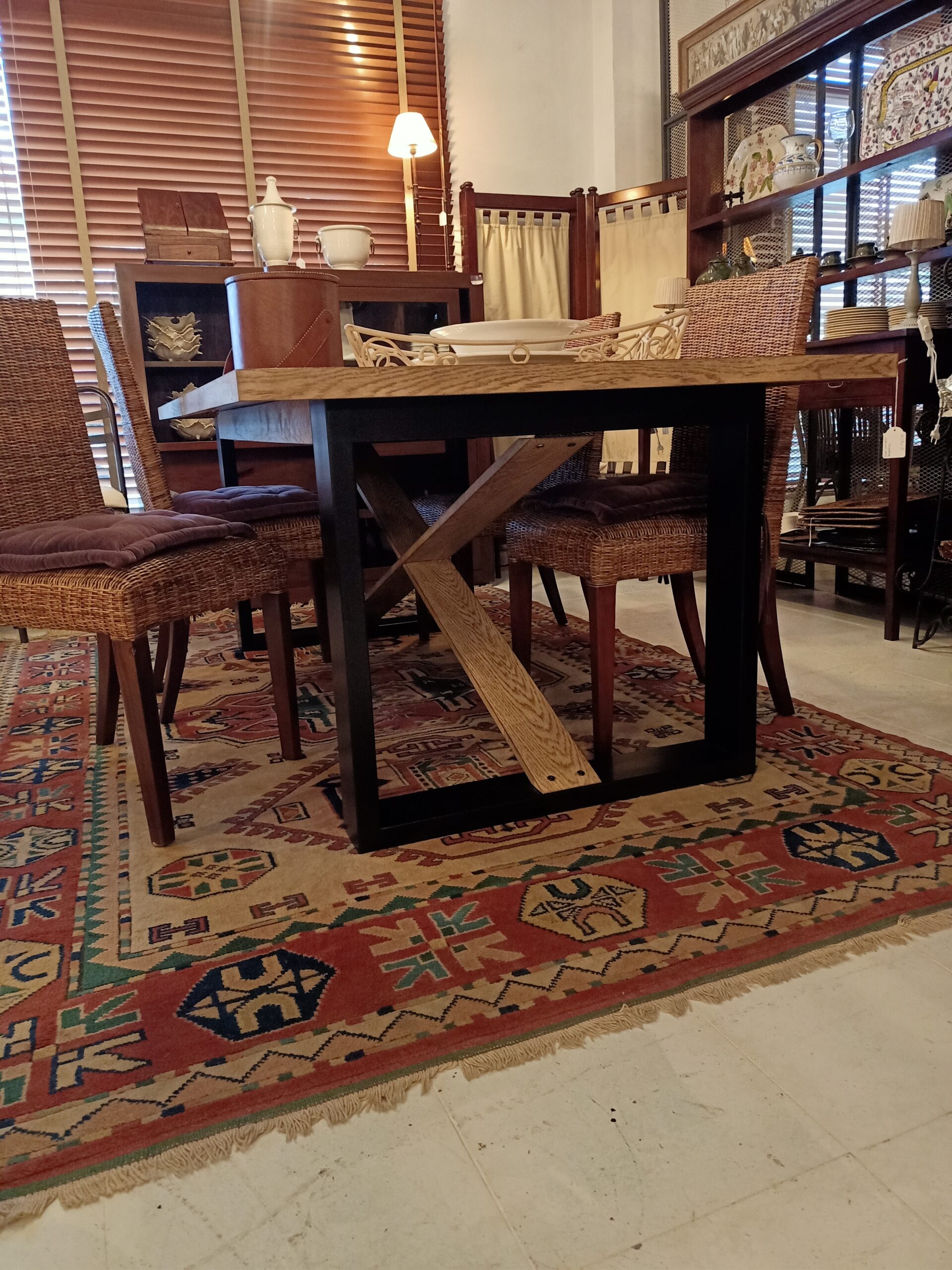 Mesa extensible en madera y hierro
